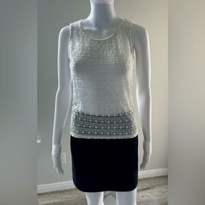 Women's lace top white size S. The top is decorated with buttons at the back.